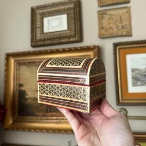 Vintage Round Top Felt Lined Trinket Box